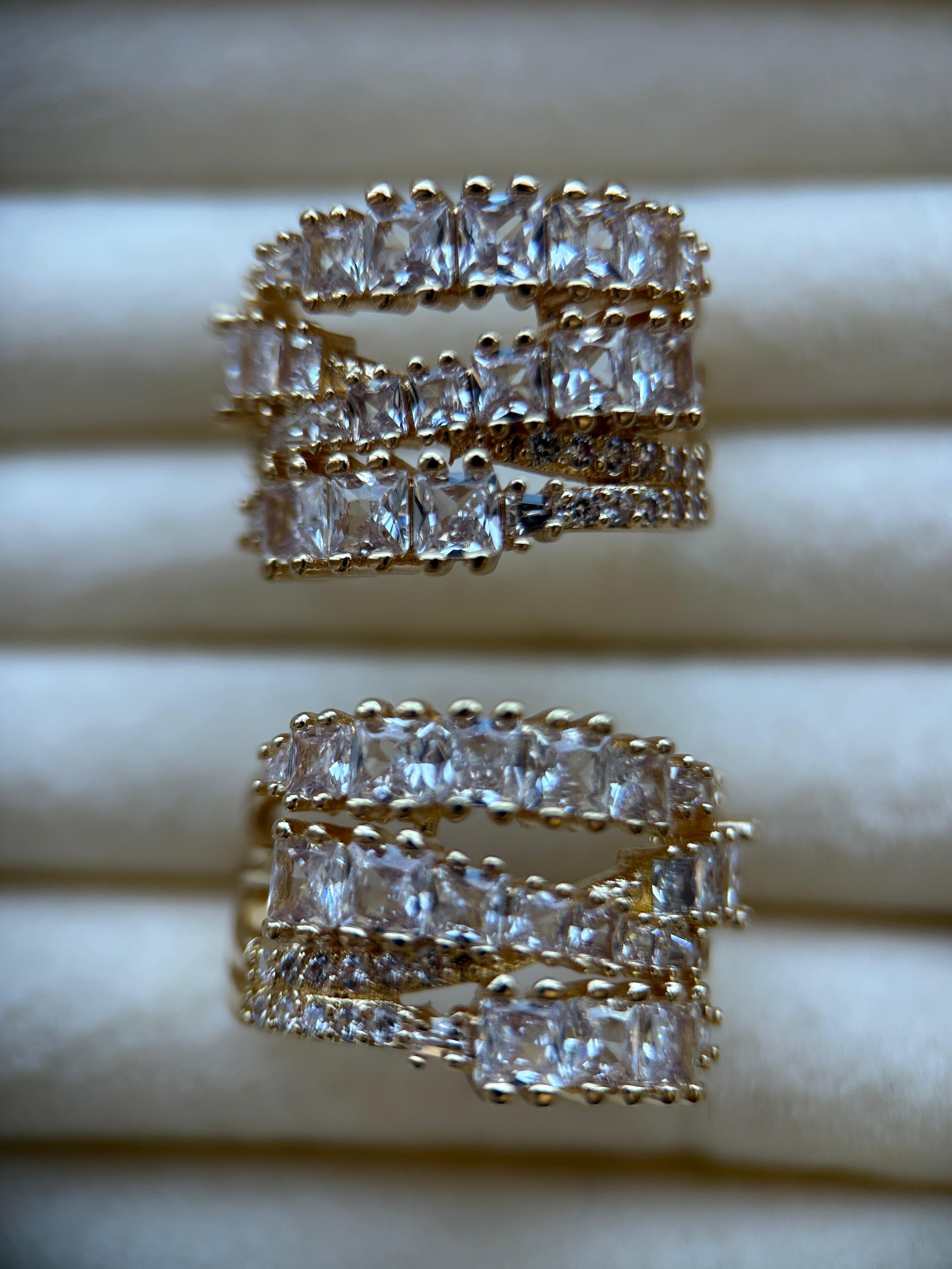 Brinco argola tripla cravejada