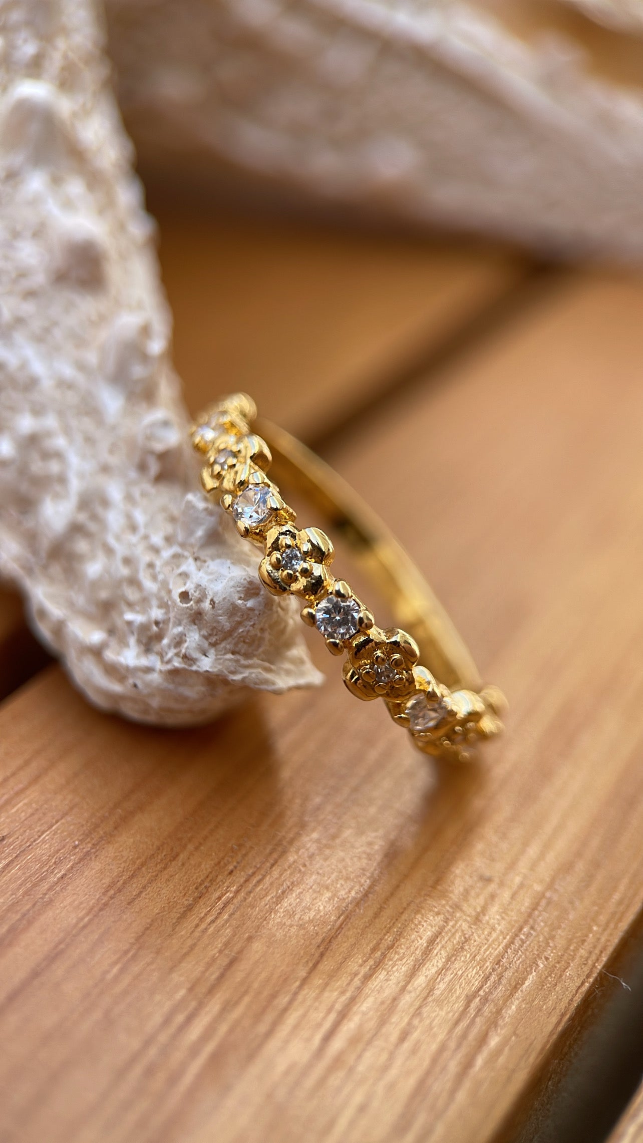 Anel meia aliança flor cravejado