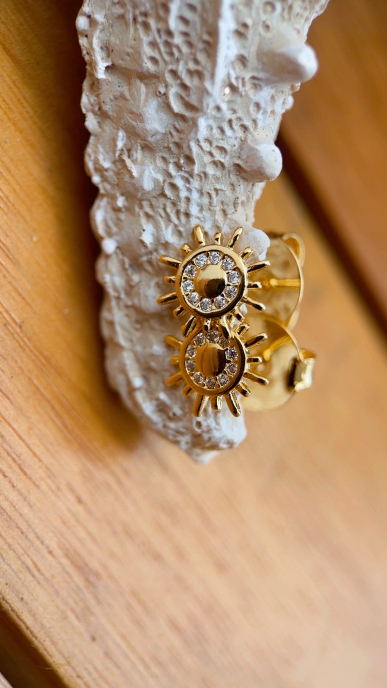 Brinco mini sol cravejado
