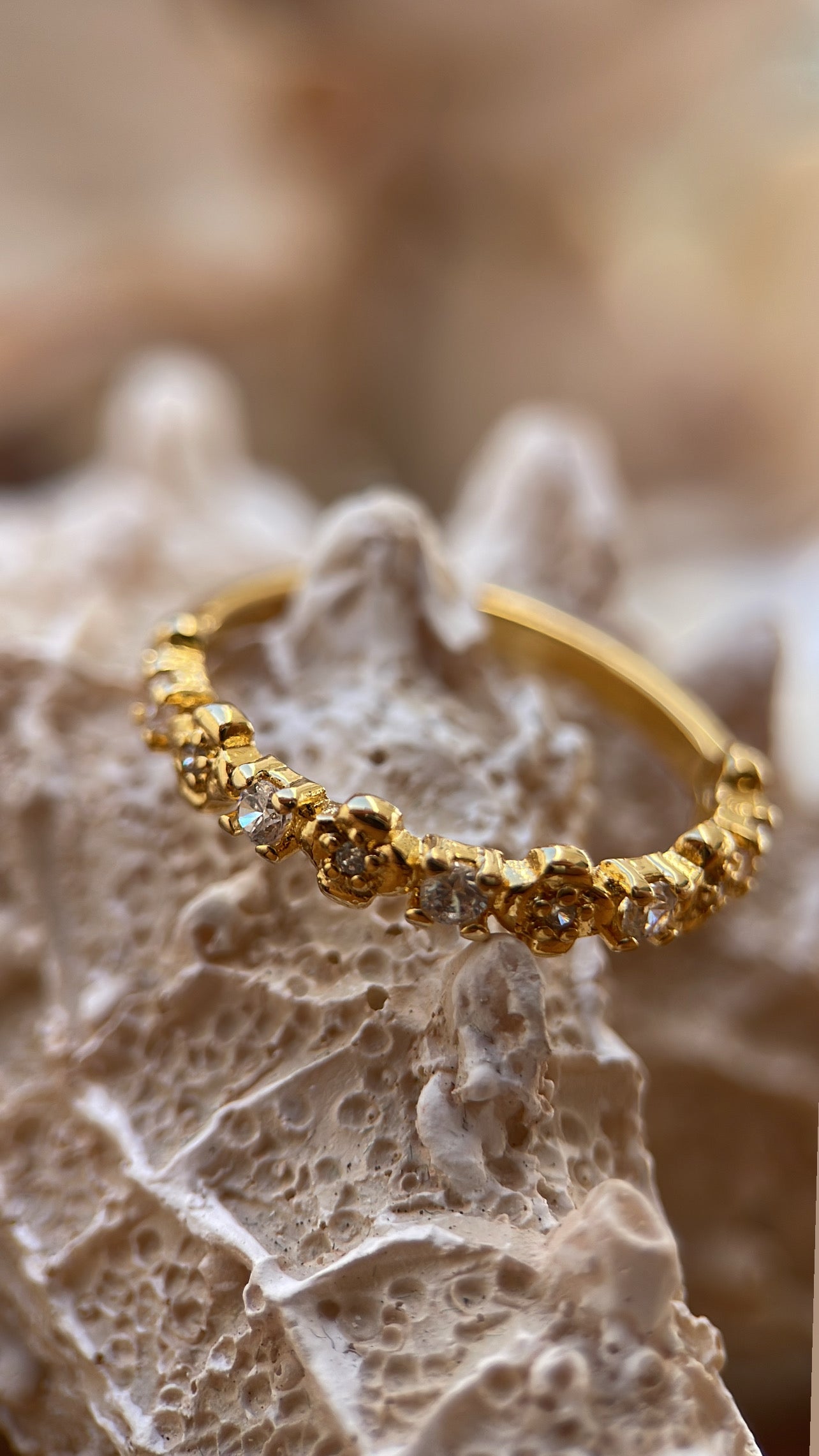 Anel meia aliança flor cravejado