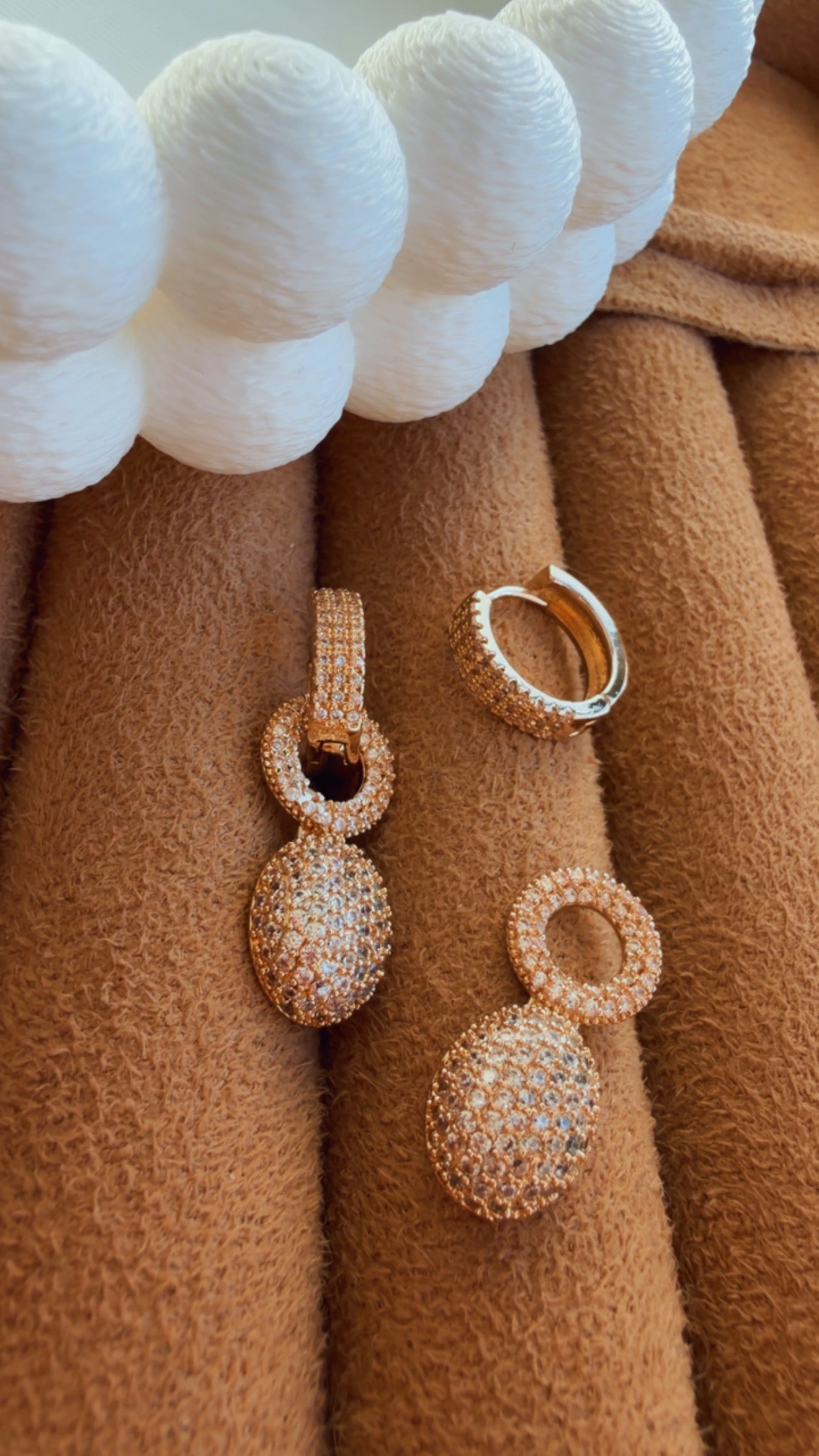 Brinco pendente beans cravejado