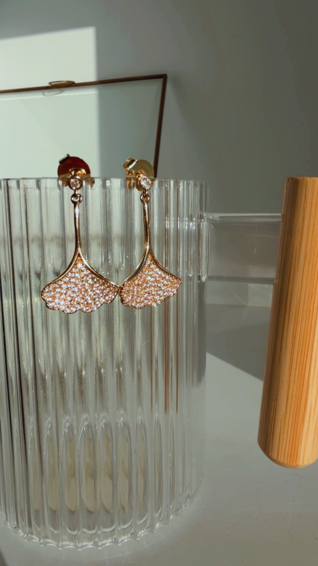 Brinco pendulo ginkgo cravejo