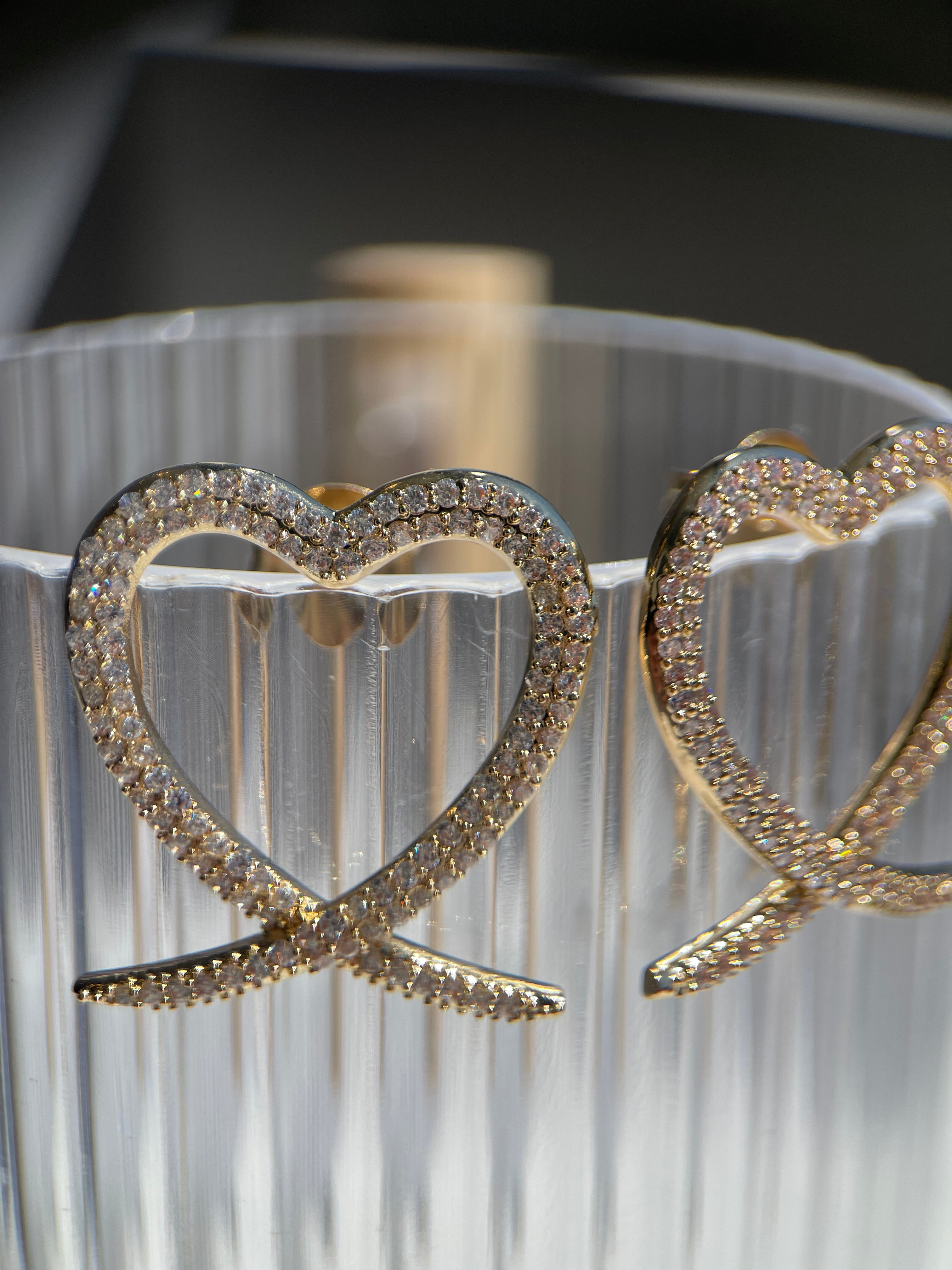 Brinco coração enlace cravejado