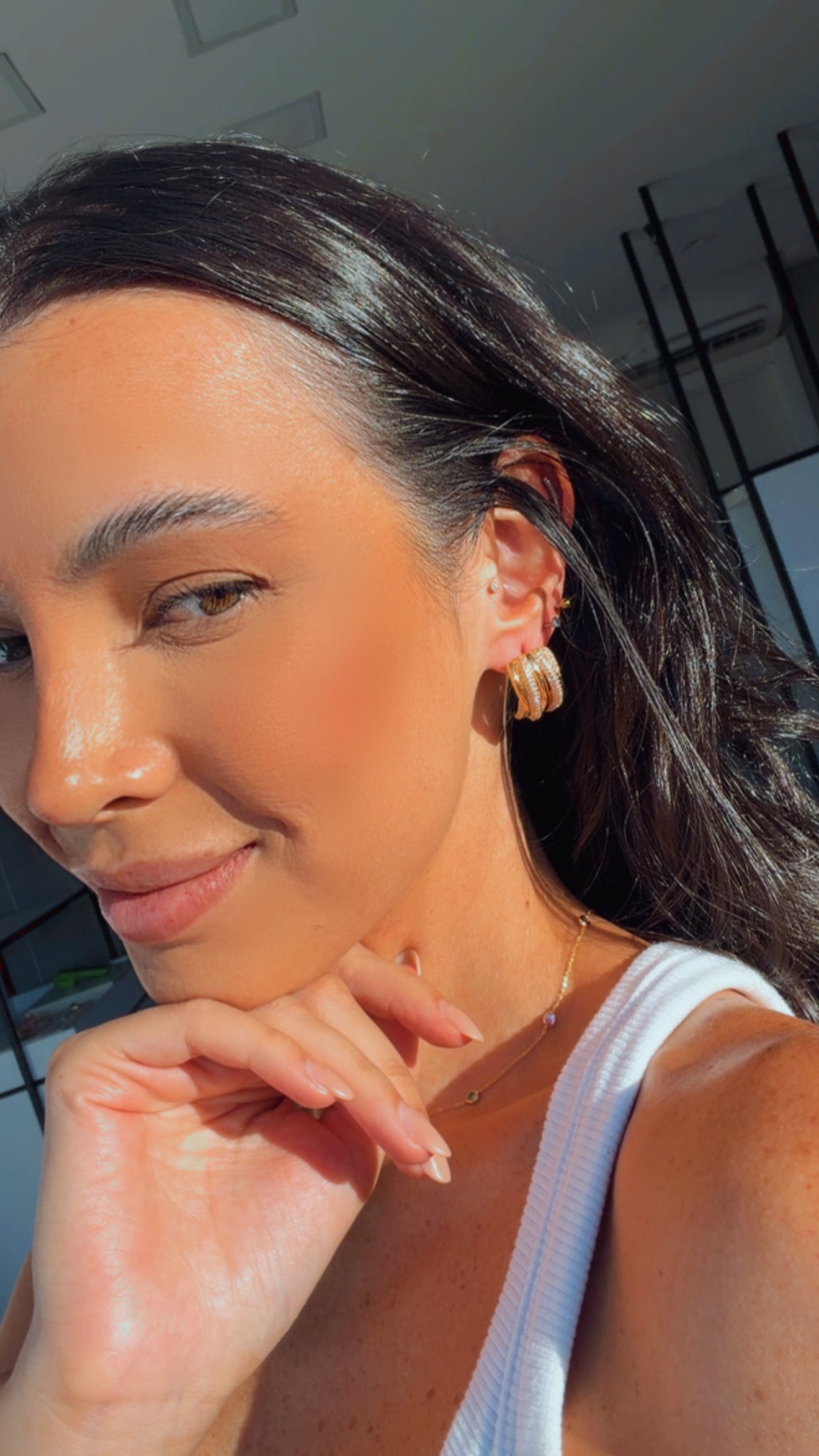 Brinco argola entrelaçado cravejado