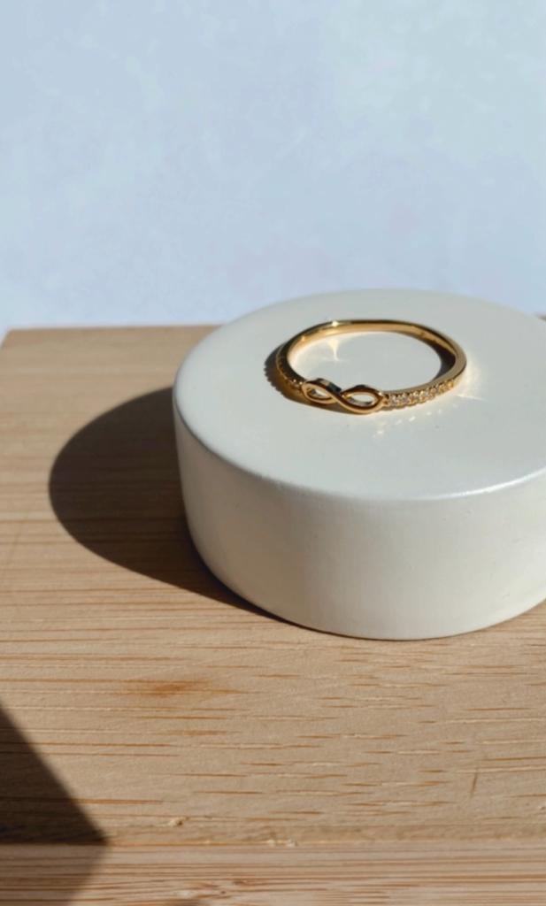 Anel infinito cravejado